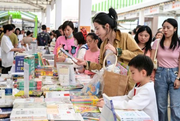 图集｜东谈主东谈主东谈主从众，岳麓书会阅读商场和过年雷同吵杂